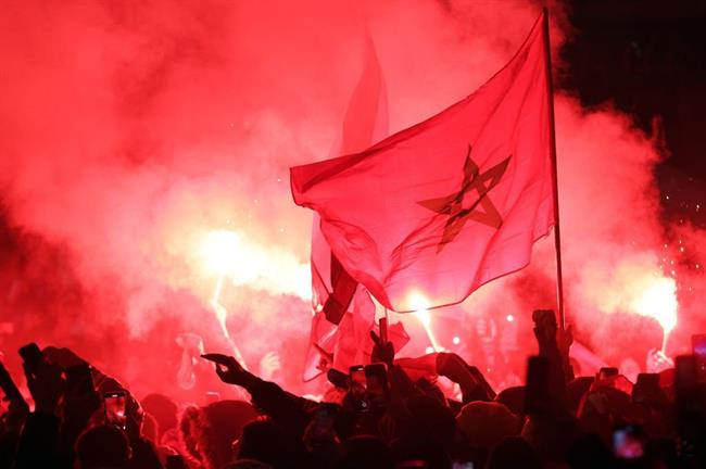 Người dân Morocco xuống đường ăn mừng sau chiến tích của đội nhà